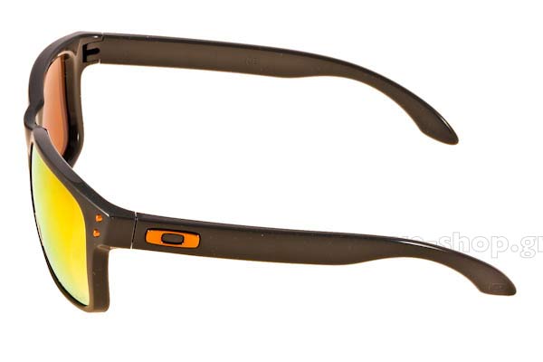 Oakley modello Holbrook 9102 di colore 74 Fire Iridium Polarized