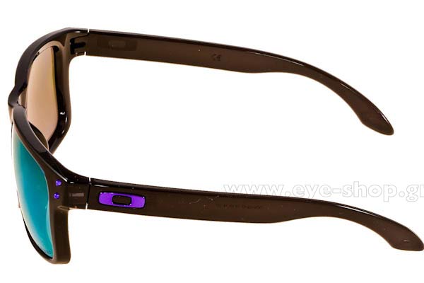Oakley modello Holbrook 9102 di colore 67 Violet Iridium Polarized