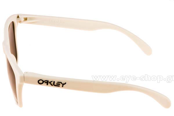 Oakley modello Frogskins 9013 di colore 13 Matte Cloud Bl Iridium Polarized