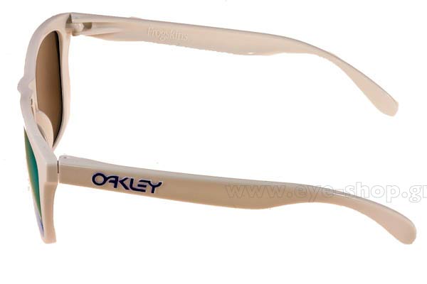 Oakley modello Frogskins 9013 di colore 35 Polished White Violet Iridium