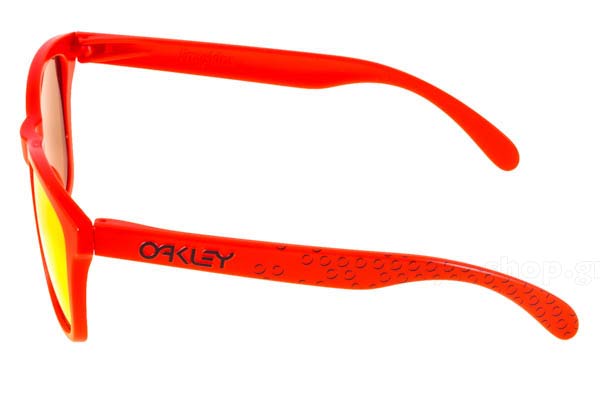 Oakley modello Frogskins 9013 di colore 48