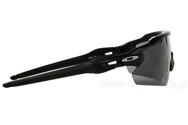Oakley modello RADAR EV PITCH 9211 di colore 01 Matte Black Black Iridium