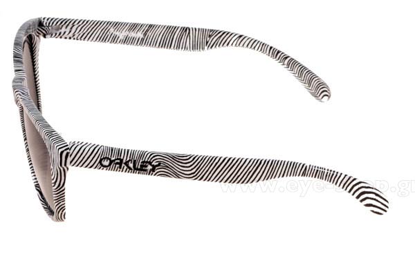 Oakley modello Frogskins 9013 di colore 52 White Black Iridium