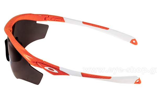 Oakley modello M2Frame 9212 di colore 18 Atomic Orange Fingerprint Black Iridium Polarized