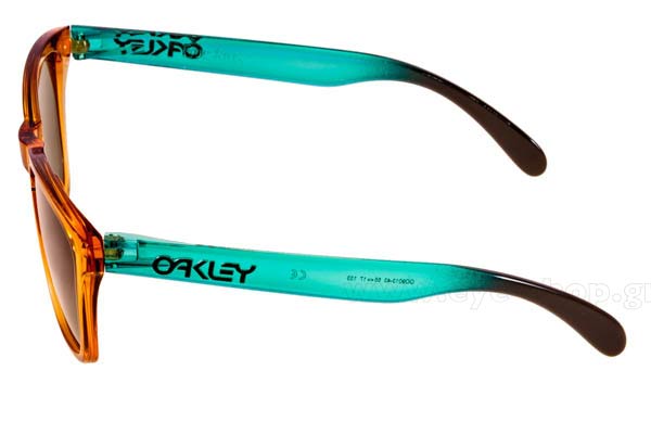 Oakley modello Frogskins 9013 di colore 43 Ochre Dark Grey