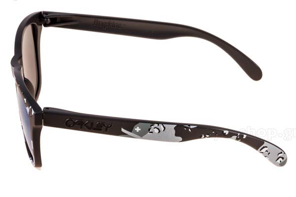 Oakley modello Frogskins 9013 di colore 51