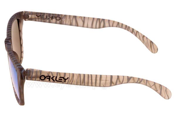 Oakley modello Frogskins 9013 di colore 68 matte gray Sapphire Iridium