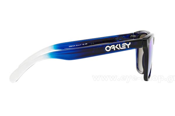 Oakley modello Frogskins 9013 di colore 74 Alpine Bluebird