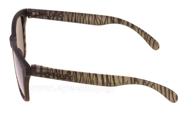 Oakley modello Frogskins 9013 di colore 69 Mt Olive ink Jade Ird