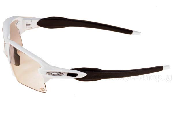 Oakley modello 9188 FLAK 2.0 XL di colore 51 Pol White Clear Black Iridium Photochromic