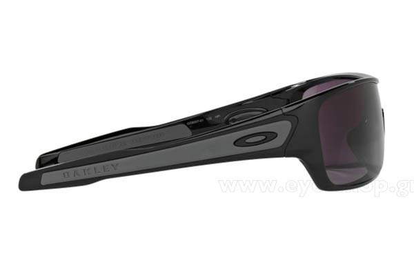 Oakley modello Turbine Rotor 9307 di colore 01 Polished Blacj Warm Grey