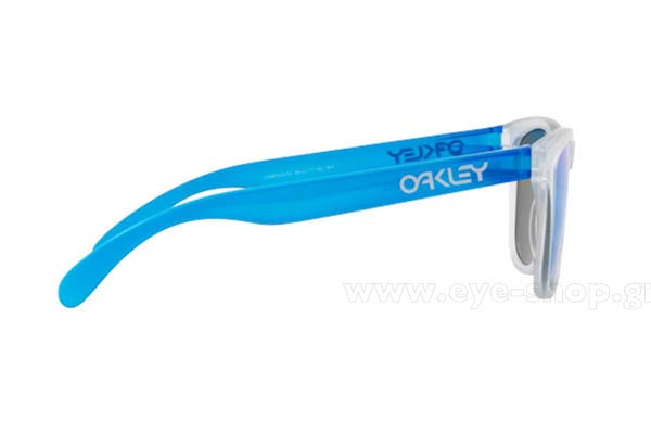 Oakley modello Frogskins 9013 di colore B2 Matte Clear Transparent Blue