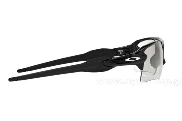 Oakley modello 9188 FLAK 2.0 XL di colore 50  Clear Black Iridium Photochromic
