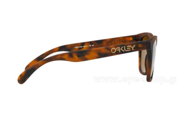 Oakley modello Frogskins 9013 di colore C5 καφέ  prizm tungsten