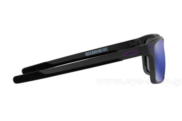 Oakley modello Holbrook Mix 9384 di colore 02 Steel Violet irid