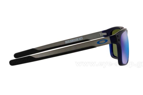 Oakley modello Holbrook Mix 9384 di colore 03 Mt Transl Blue Prizm Sapphire Irid