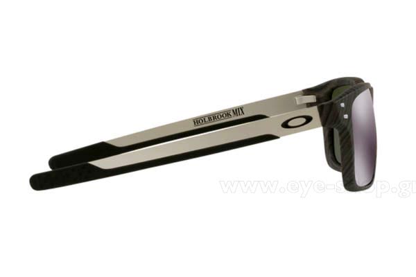 Oakley modello Holbrook Mix 9384 di colore 04 Woodgrain Prizm Black Iridium