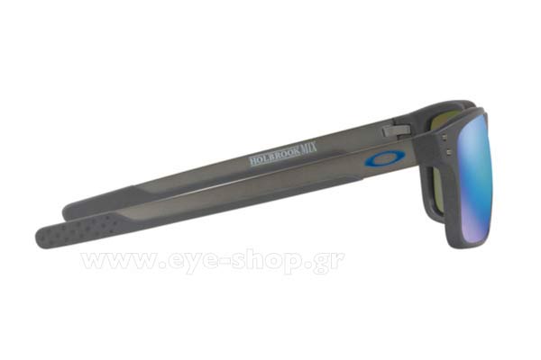 Oakley modello Holbrook Mix 9384 di colore 10 STEEL prizm sapphire polarized