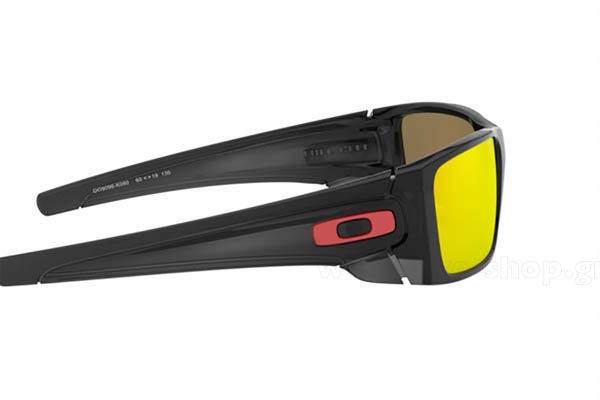 Oakley modello Fuel Cell 9096 di colore K0 polarized