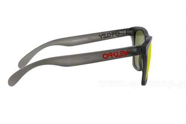Oakley modello Frogskins 9013 di colore F8 prizm polarized