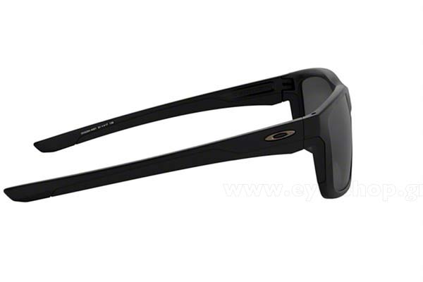 Oakley modello MAINLINK 9264 di colore 45