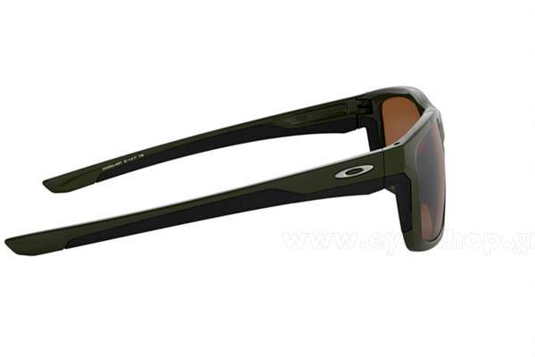 Oakley modello MAINLINK 9264 di colore 44