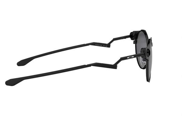 Oakley modello DEADBOLT 6046 di colore 03