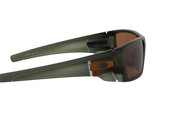 Oakley modello Fuel Cell 9096 di colore J7