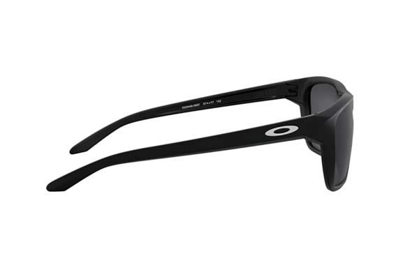 Oakley modello SYLAS 9448 di colore 06