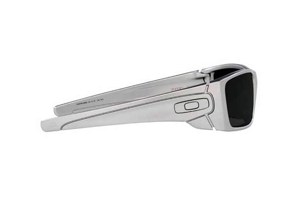 Oakley modello FUEL CELL 9096 di colore M6