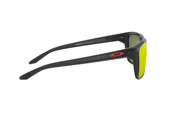Oakley modello SYLAS 9448 di colore 05
