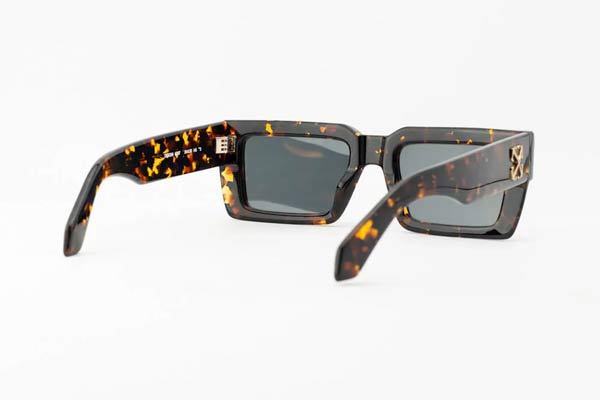 Off White modello MOBERLY di colore OERI114 6007