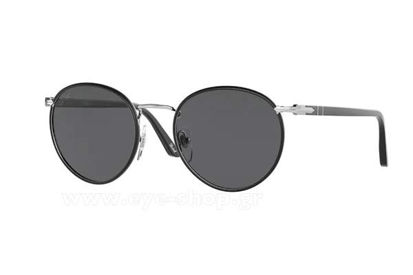  Emily Ratajkowski con occhiali da sole Persol 2422SJ