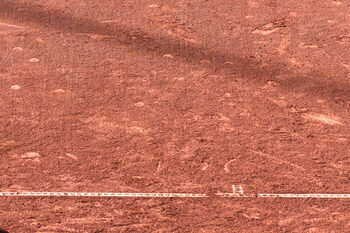 Occhiali da sole per tennis e padel Tennis su terra rossa con sole intenso — occhiali da sole per tennis