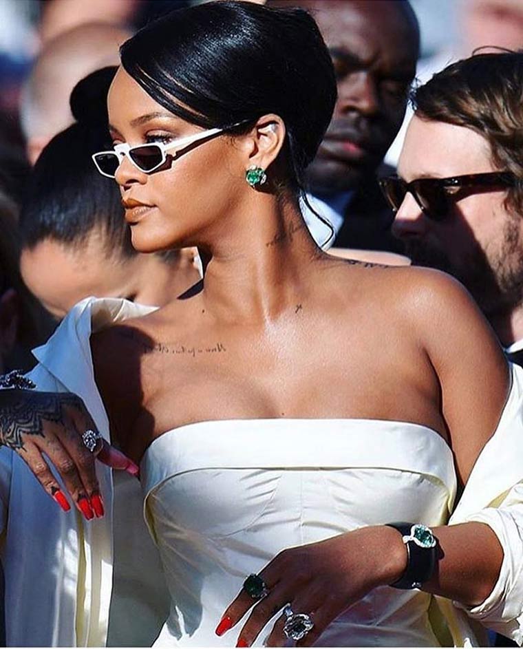 Rihanna con occhiali da sole piccoli