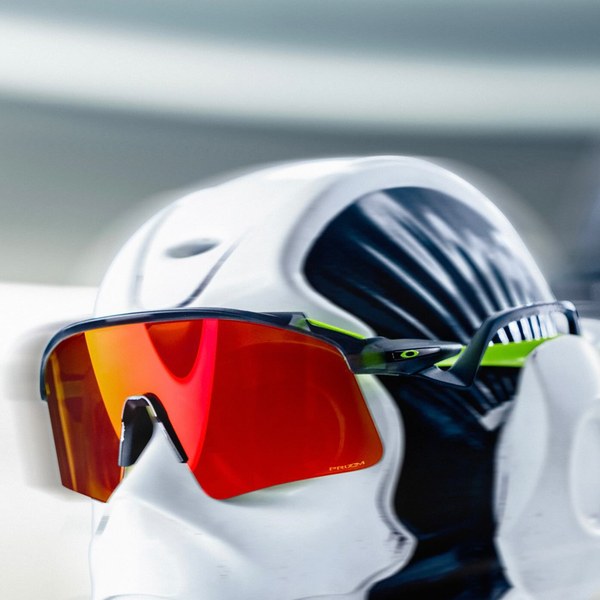 Oakley Prizm Polarized 2026 — shield wraparound con lenti rosse