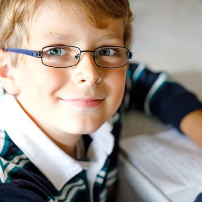 11 Segnali che Indicano che Tuo Figlio ha Bisogno di Occhiali